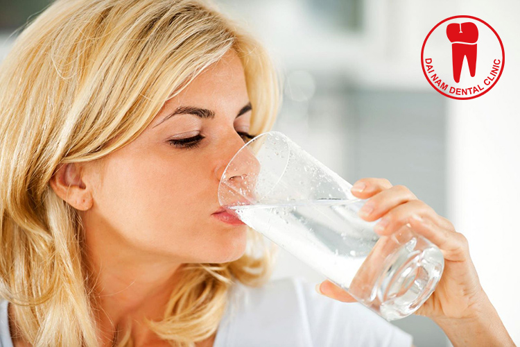 Cơ thể thiếu nước khiến tuyến nước bọt tiết ra ít dẫn đến không trung hòa được nồng độ axit trong khoang miệng